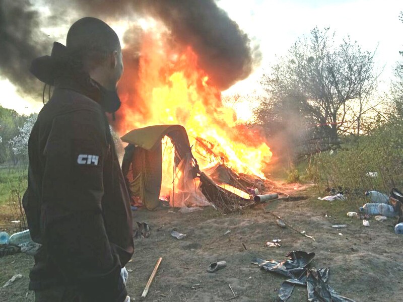 © Serhiy Mazur 2018. On April 21st, members of the far-right groups C14 and the ‘Municipal Guard’ drove fifteen Romani families from their makeshift homes at Lysa Hora, in Kyiv. Carrying weapons, they chased down fleeing parents carrying small children, threw stones at them, and then set fire to the tents where the Roma had been living.