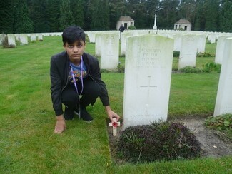 Roma pupils honour the British soldiers