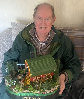 “A big thank you for all your support and kindness”: Handmade vardo gift marks Simon Bees’ retirement