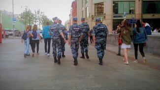 The Russian National Guard, a praetorian internal military force which reports directly to President Putin, patrol the streets of the capital.