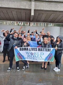 Roma rally outside Czech Embassy to protest the death of Stanislav Tomas (c) United Roma UK)
