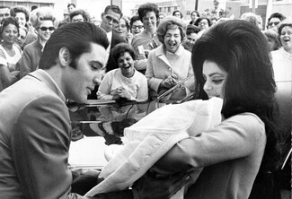 Elvis and Priscilla with newborn Lisa Marie, 1968 By Unknown author - eBay, Public Domain, https://commons.wikimedia.org/w/index.php?curid=46927089