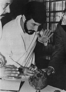 Forensic anthropologists examine Mengele's skull in 1986 By Dr. Richard Helmer, Public Domain, https://commons.wikimedia.org/w/index.php?curid=111879422