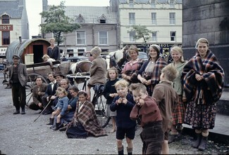 Gypsies near the Four Masters Monument, Donegal Town By Tony Whelan (Deceased), CC BY-SA 2.0, https://commons.wikimedia.org/w/index.php?curid=94025419