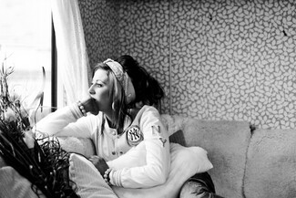 An Irish Traveller in Dublin watches neighbouring children play from her trailer window. By Photobymack - Own work, Public Domain, https://commons.wikimedia.org/w/index.php?curid=15027778