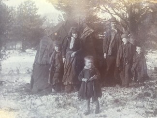 Gypsy family at High Ashes, Dorking dated 1890s. Surrey History Centre collection number 6536/360