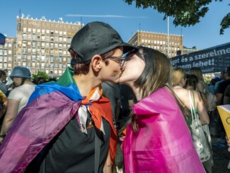 A couple kiss at the 2025 Pride Rally in Budapest (c) Béla Váradi