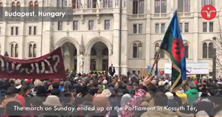 Thousands march to the Hungarian Parliament building in 2020 to protest against Fidesz anti-Roma racism. Still from ERRC video.
