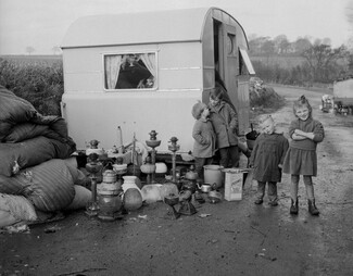 Irish Traveller children in Anglesey, Wales - Wikimedia commons by Geoff Charles