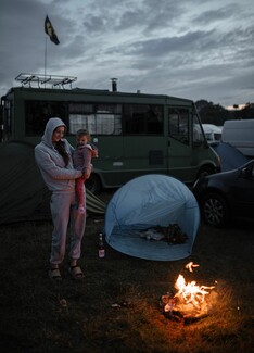 New Travellers stop at an independent festival (c) Eszther Halasi