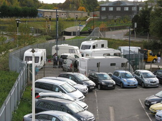 Travellers stop on a car park in Croydon. By Dr Neil Clifton, CC BY-SA 2.0, https://commons.wikimedia.org/w/index.php?curid=14298366