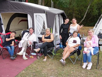 Families relaxing the day before the fair