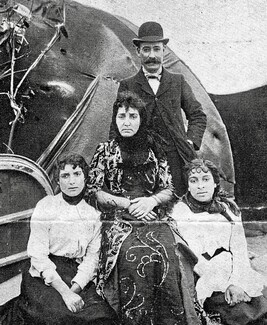 Alma Boswell (back) with his sister (centre) and two nieces. Alma and his sister are the children of "Gipsy Sarah" and her husband Edward Boswell. 